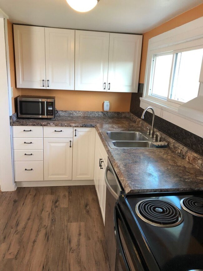 Building Photo - Charming 1920s Bungalow Steps from Downtow...