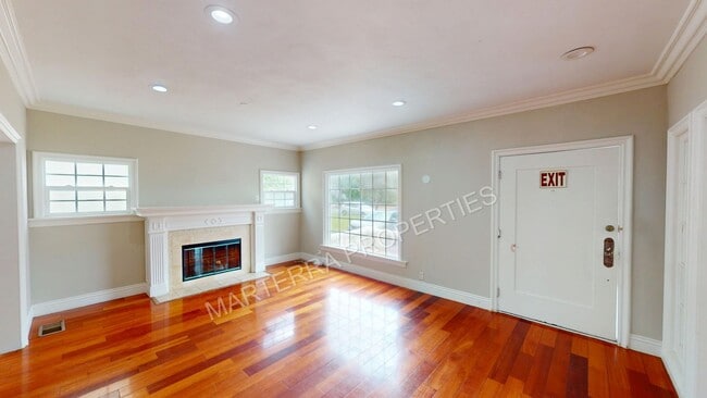 Building Photo - Charming 4-Bedroom Home in Wilshire Park HPOZ – Private Decks, Backyard & Garage!