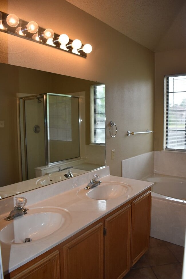Building Photo - 2521 Creek Dr