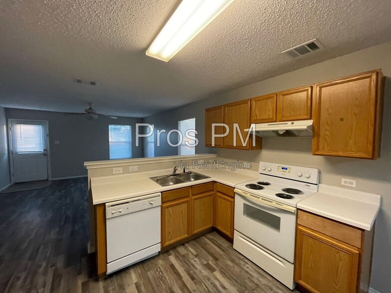 Building Photo - 5013 Waterford Dr