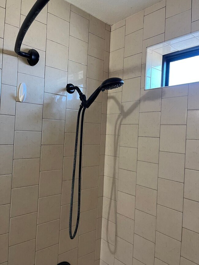 Building Photo - Modern, updated 3B/2B with fenced yard and sun room in Cottonwood