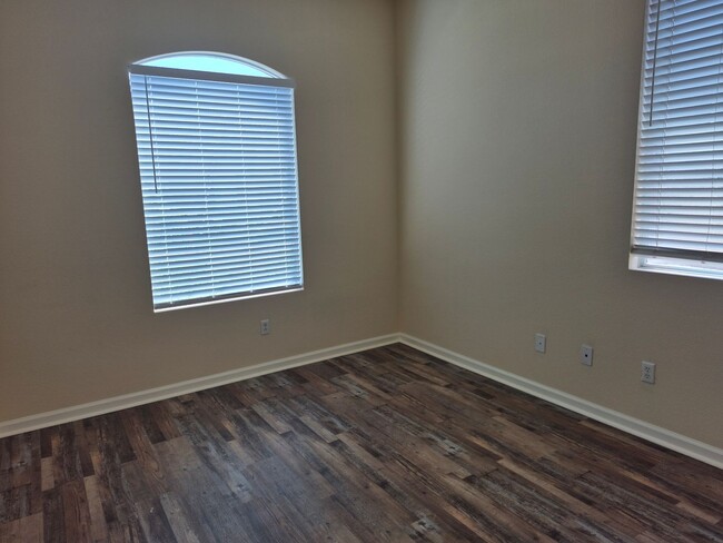 Building Photo - MAY MOVE IN SPECIAL - $500.00 of 2nd Month