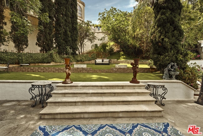 Building Photo - 3780 1/2 Multiview Dr