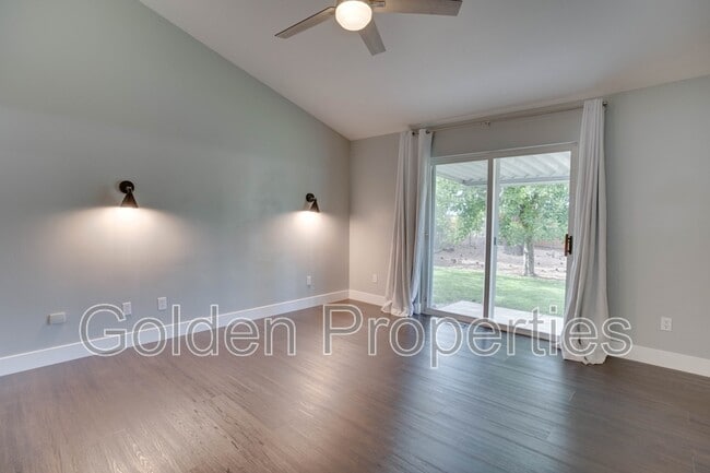 Building Photo - 4741 W Woodside Ave