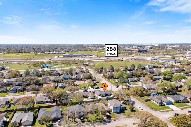Building Photo - 1103 W Brompton Dr