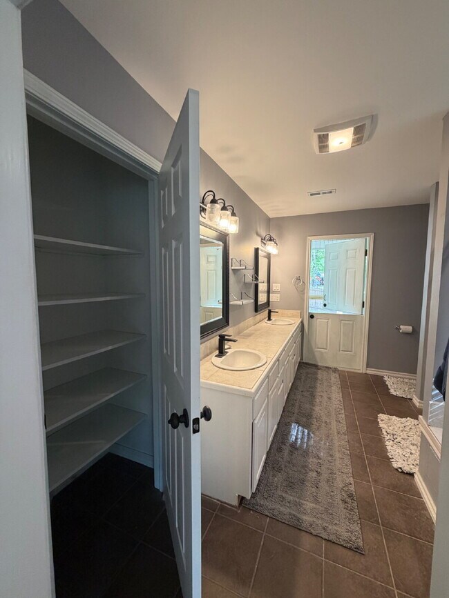 Building Photo - 1270 Skyview Dr