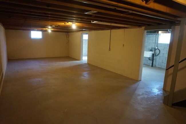 Building Photo - 641 Orchard Dr W