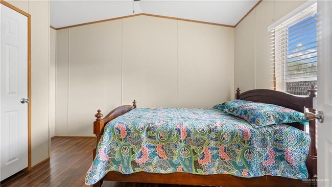 Building Photo - 10 Fern Ave W