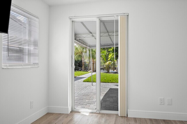 Building Photo - 4832 SE Anchor Ave