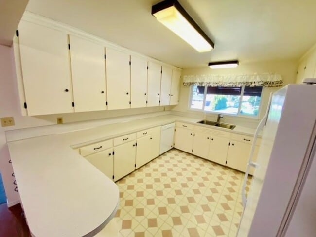 Building Photo - 205 S 46th Ave