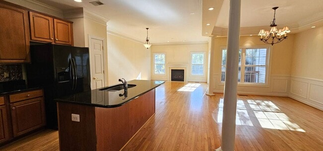 Building Photo - Beautiful And Spacious 3 Bed 3.5 Bath Brick Townhome In Elmwood Community