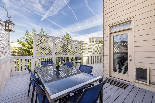 Building Photo - 2454 Vivian Cir