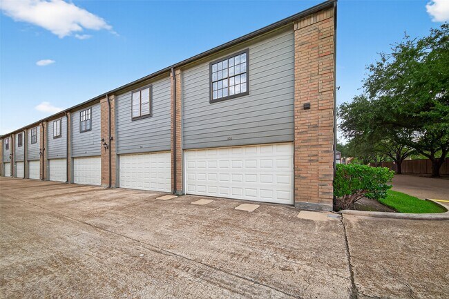 Building Photo - 9850 Pagewood Ln