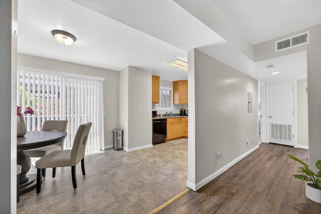 Building Photo - Remodeled 2-Bedroom Gem Near Sac City College