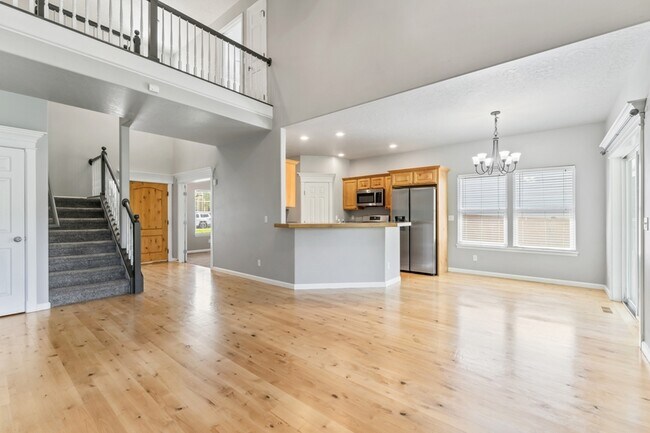 Building Photo - 552 E Whitney Ct