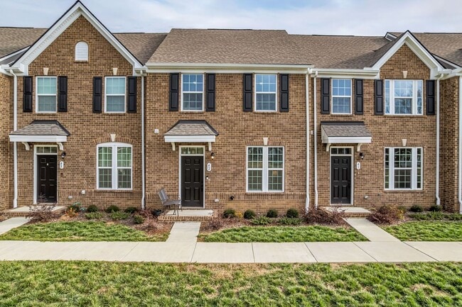 Building Photo - 3 BED 2.5 BATH TOWNHOME WALKING DISTANCE TO LEBANON SQUARE!