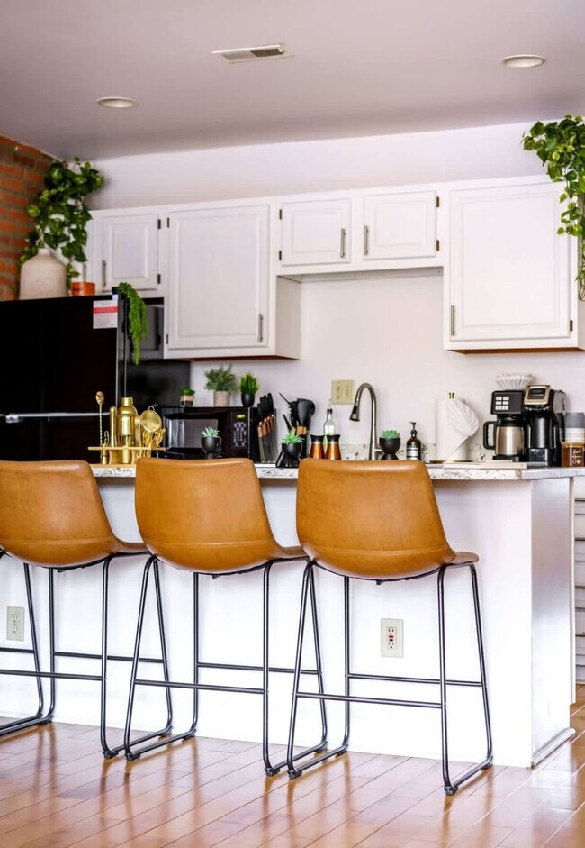 Building Photo - 1180 N High St