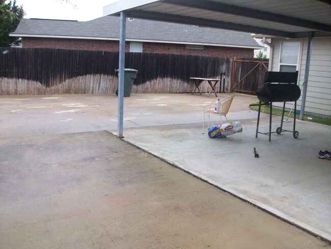 Building Photo - THREE BEDROOMS TWO BATHS, FENCED BACKYARD, ON SHUTTLE ROUTE