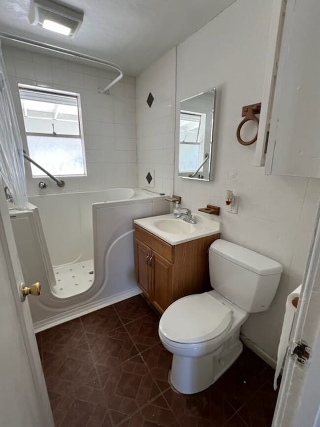 Building Photo - Cute 2 bed/1 bath home with fenced back yard & a/c!