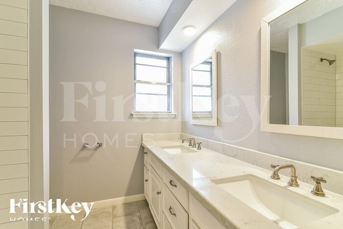 Building Photo - 11715 Parkriver Dr