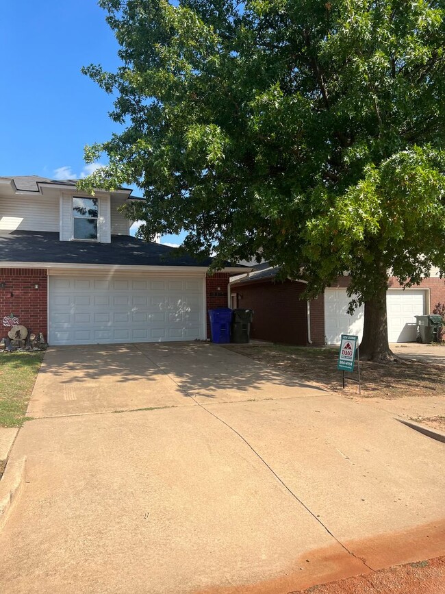 Building Photo - West Norman Duplex!