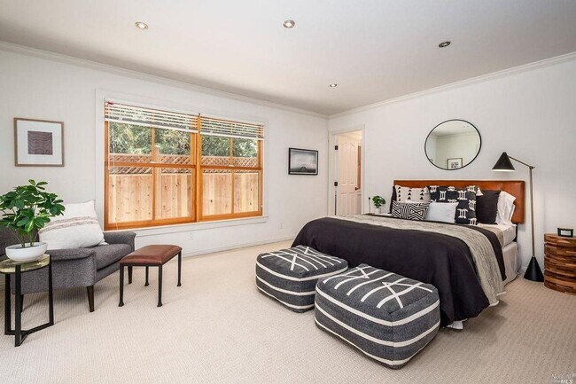 Building Photo - FIVE BEDROOM THREE AND HALF BATH HOME ON C...