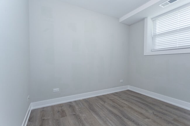 Building Photo - 923 Crain St