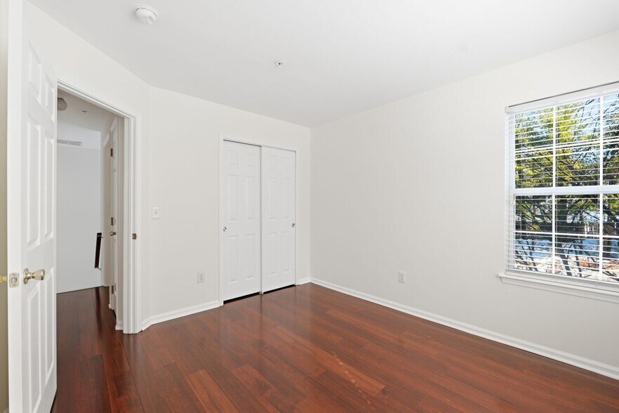 Building Photo - 402 Dalton Ct