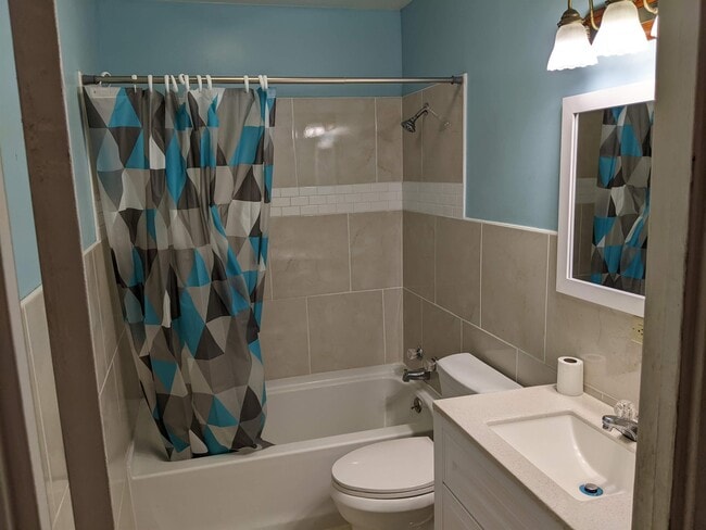 Building Photo - 1301 Sunset Dr