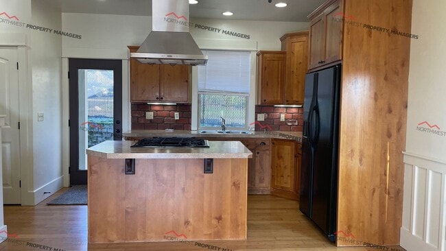 Building Photo - r223a