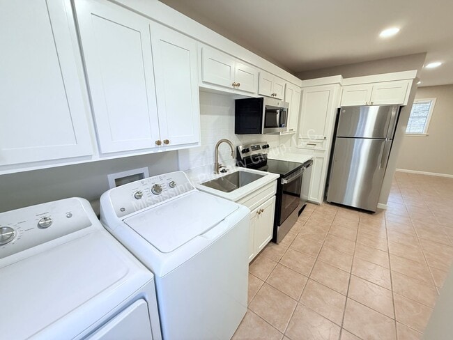 Building Photo - Renovated 2BR/1BA For Rent