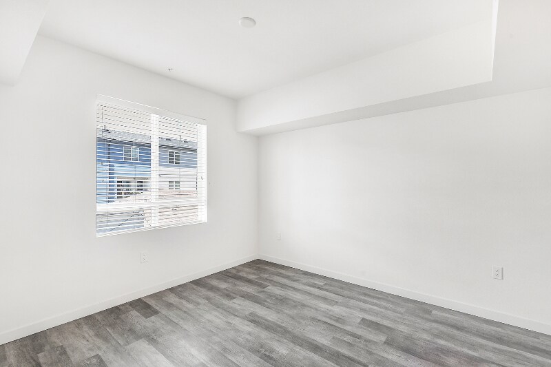 Building Photo - 1249 W 39th Pl