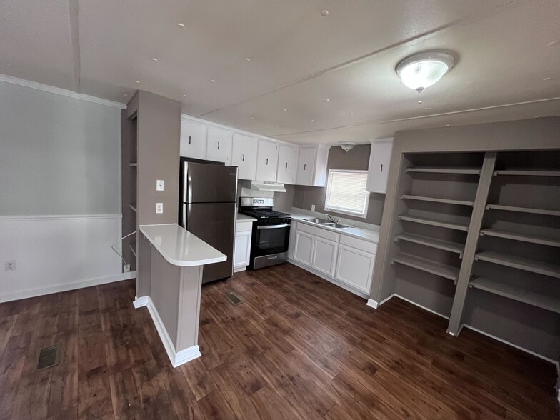 Building Photo - 750 Silent Valley Rd