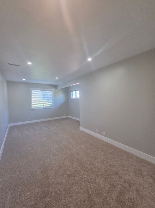 Building Photo - West Side Petaluma Gem- Beautiful 3 bedroom 2 bathroom