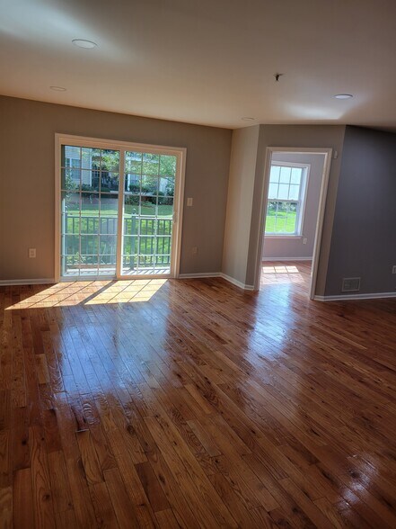 Building Photo - 103 Rip Van Dam Ct