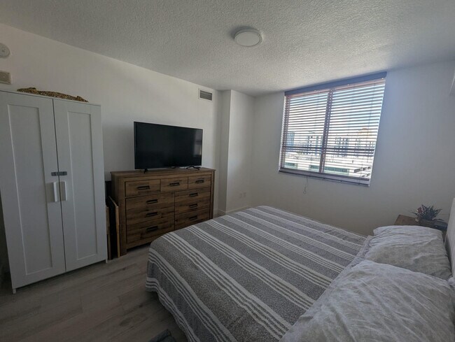 Building Photo - 18800 NE 29th Ave