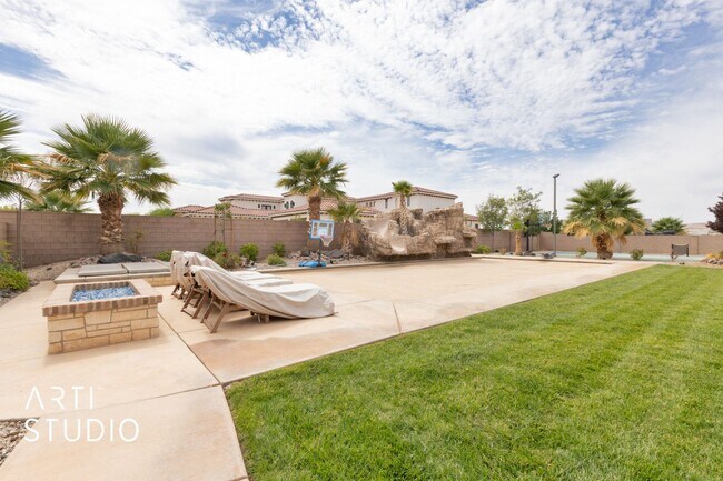Building Photo - Gorgeous 5 bed 4 bath with AWESOME BACK YA...