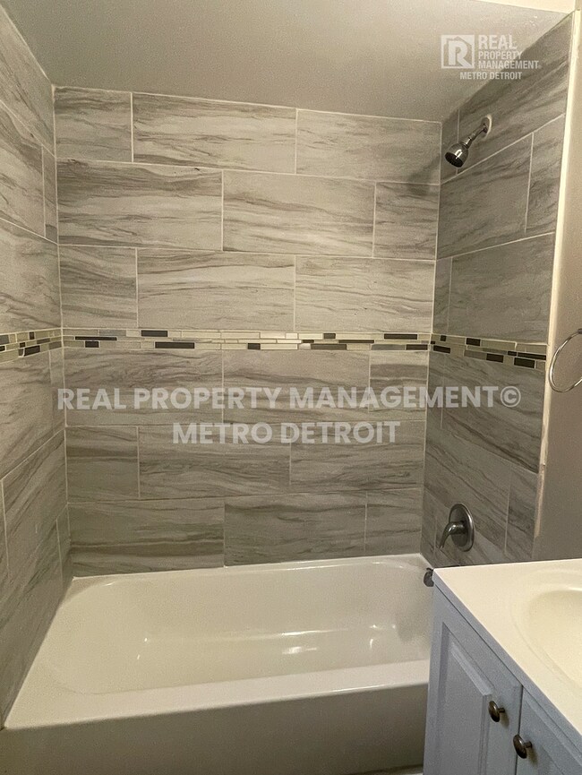 Building Photo - UPDATED TRADITIONAL COLONIAL