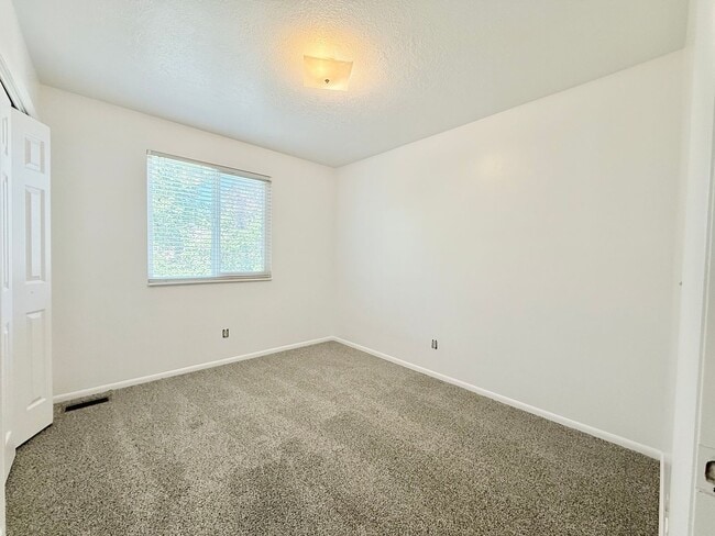 Building Photo - Newly Updated 4-Bedroom Home in Sandy!