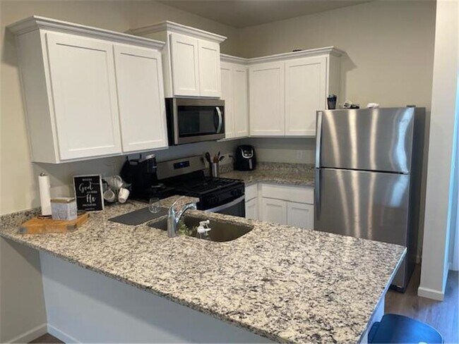 Building Photo - 39873 Fallbrook Ave