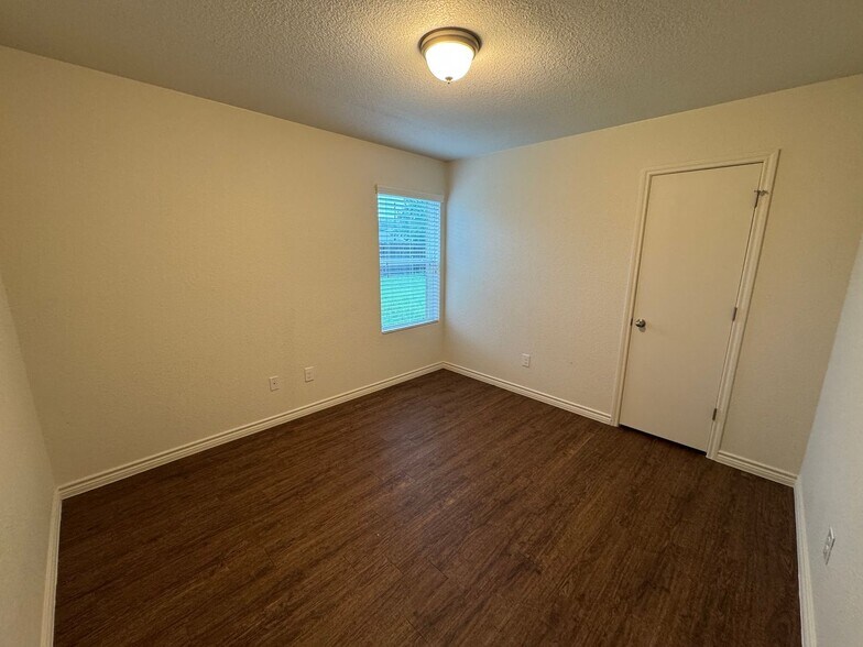 Building Photo - 1537 Justin Lp