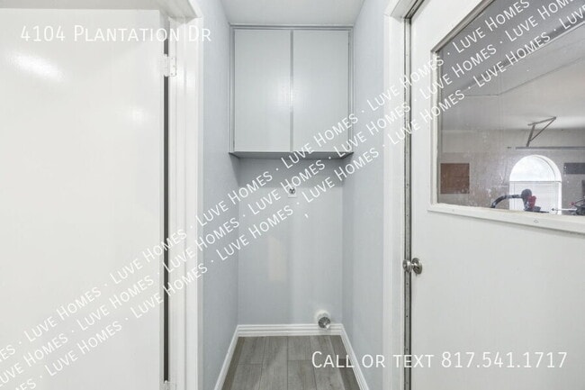 Building Photo - 4104 Plantation Dr