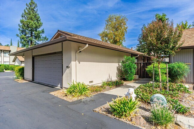 Building Photo - Freshly Renovated, End Unit Town-House Ava...