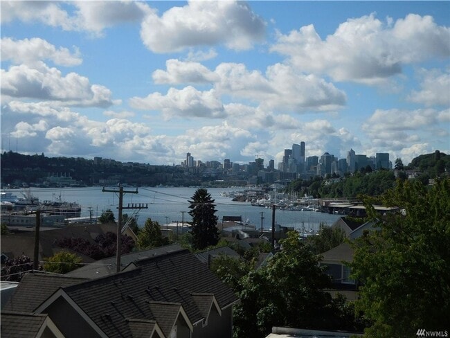 Building Photo - 3Bd/2.5Ba Seattle Townhome