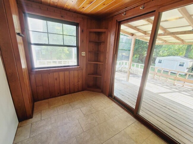 Building Photo - 526 N Adams St