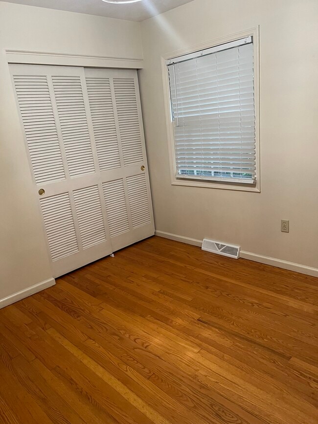 Bedroom - 35 Ferncliff Dr