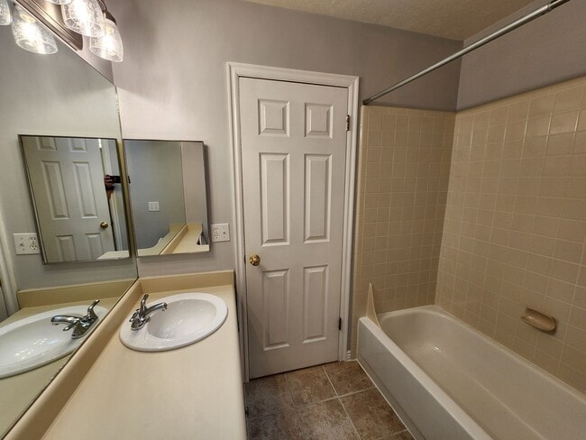 Building Photo - Rarely Available, One of a kind, luxurious...