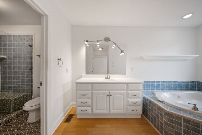 Building Photo - 3 bed, 3.5 bath with expansive deck and fe...