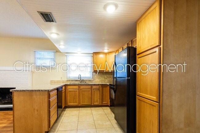 Building Photo - Charming Duplex in Mills 50 District