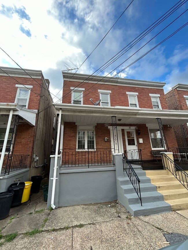 Building Photo - 35 Dexter St